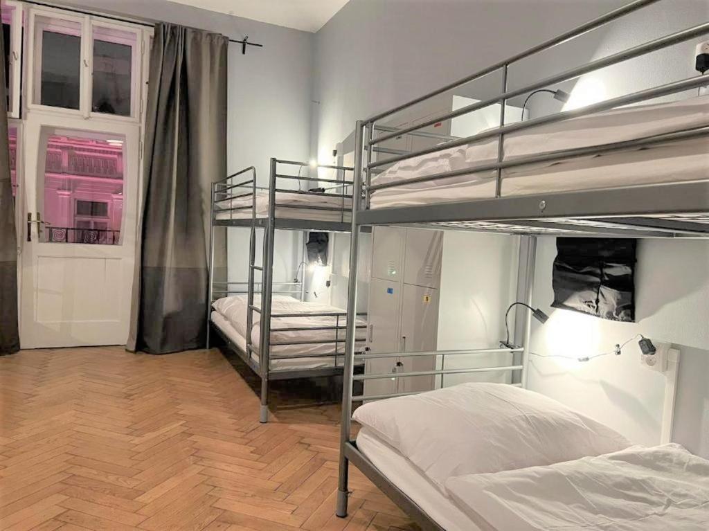 Globe Hostel Prague Adults Only Экстерьер фото
